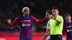 Díaz de Mera, junto a Ronald Araujo, en un partido del FC Barcelona