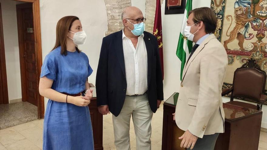 Cristina Casanueva, Jorge Jiménez y Antonio Repullo, en el Ayuntamiento de La Rambla.