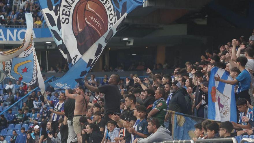 Aficionados deportivistas ayer en las gradas de Riazor. |  // IAGO LÓPEZ