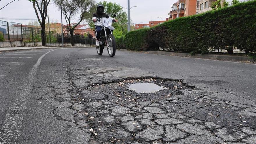 El ayuntamiento hará un plan de bacheo como anticipo al asfaltado