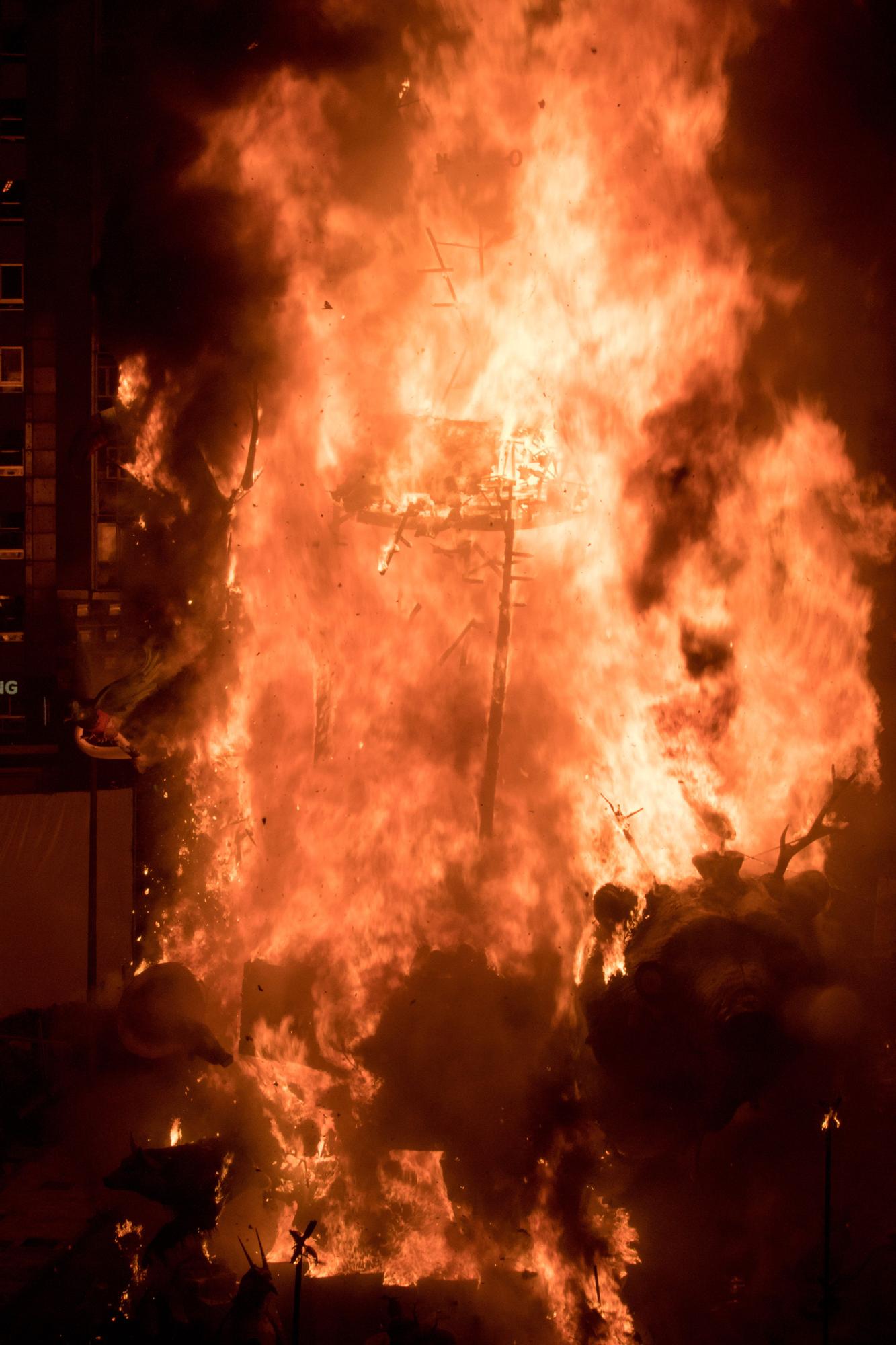 La falla municipal de València, devorada por las llamas