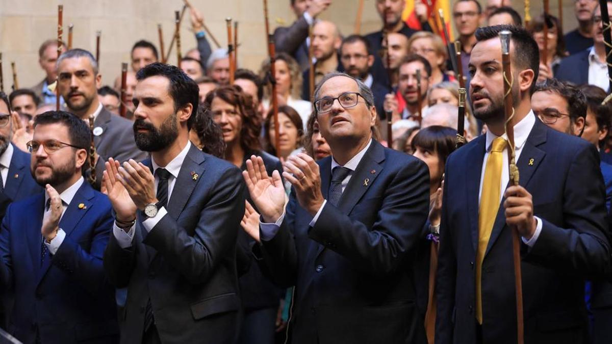 El presidente de la Generalitat, Quim Torra, con los alcaldes soberanistas, en el Palau.