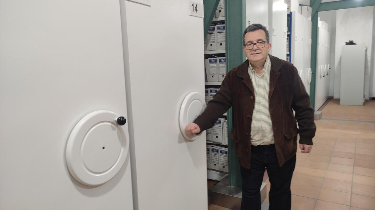 Juan Carlos de la Mata en la visita al Archivo Municipal.