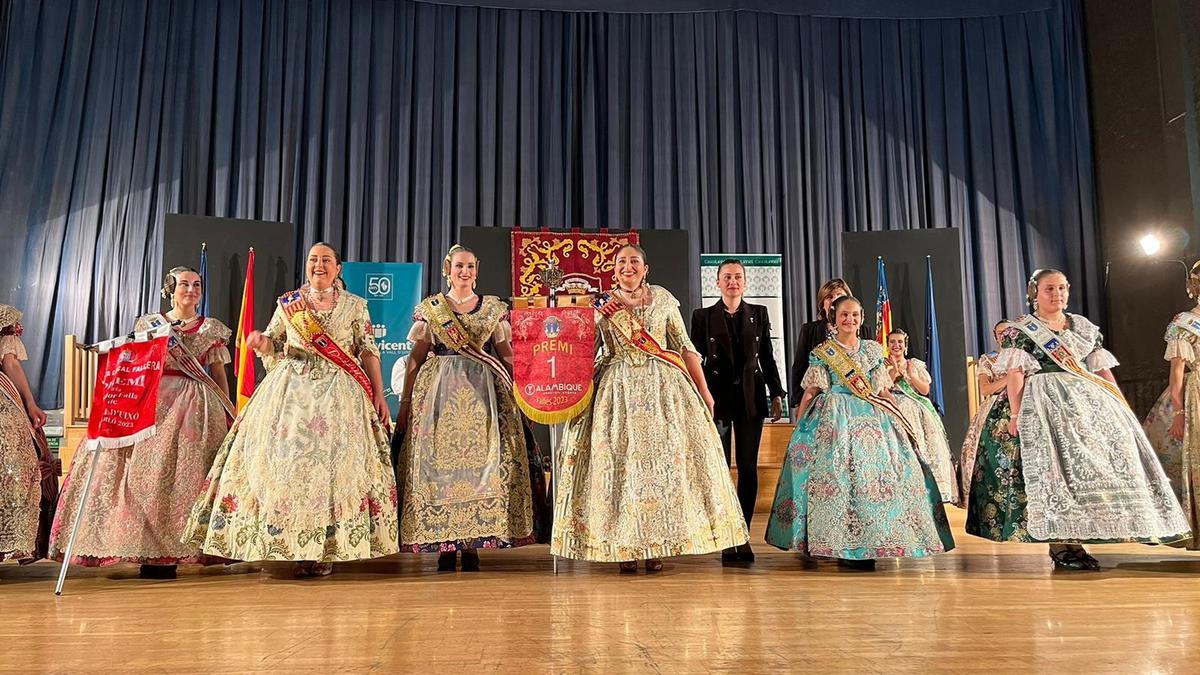 La fallera mayor y la presidenta de l'Ambient, junto a las falleras mayores de la ciudad y la alcaldesa, recogen su premio.