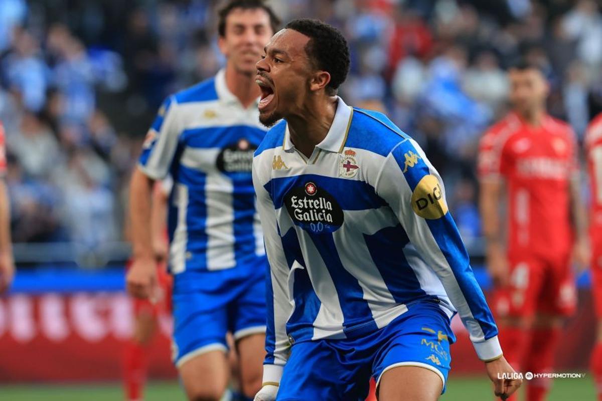 Lucas Noubi celebra su gol con el Deportivo
