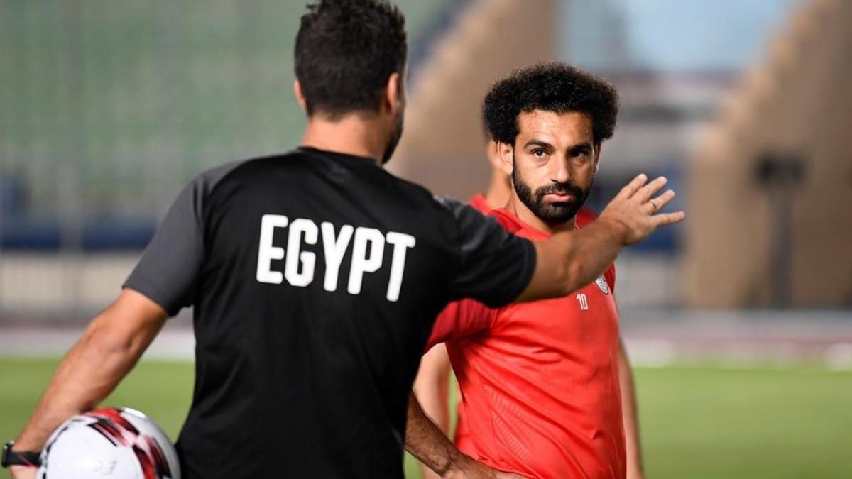 Mohamed Salah atiende a las instrucciones de un técnico de Egipto en el último entrenamiento.