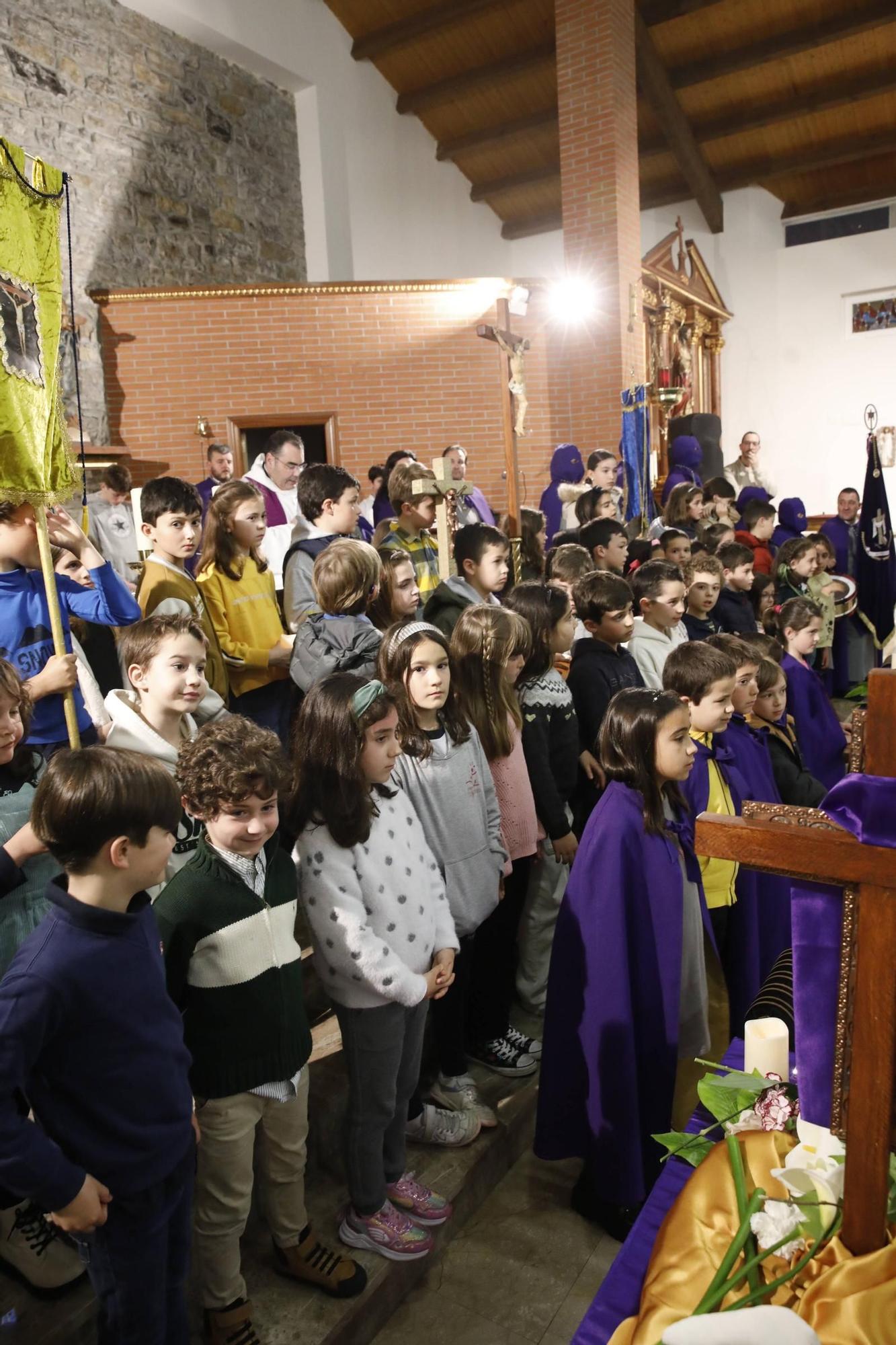 El vía crucis infantil en Viesques, en imágenes