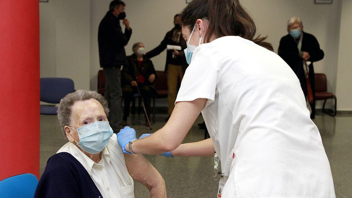 Sanidad pide a los mayores de 75 años no vacunados que reclamen recibir su dosis