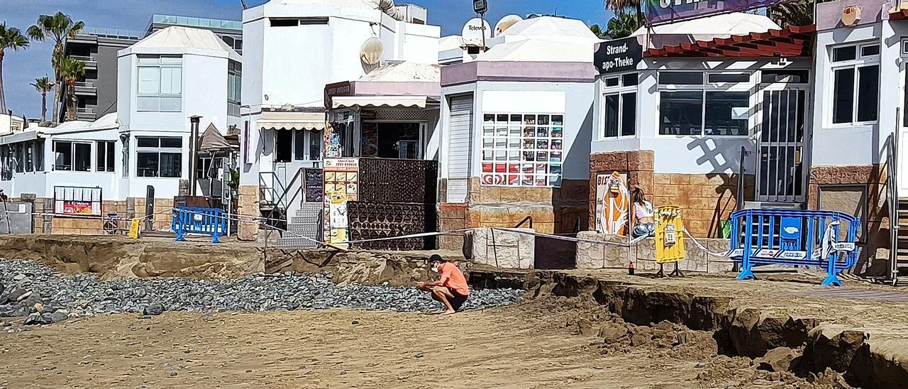 Estado en que se encontraba ayer el paseo del Faro de Maspalomas, con el tramo afectado completamente destrozado junto a los negocios del centro comercial Oasis.. | | LP/DLP