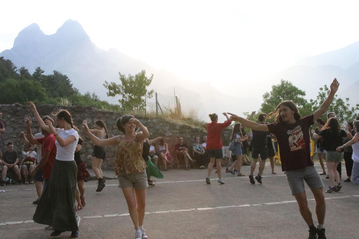 Una sessió de ball folk a Maçaners