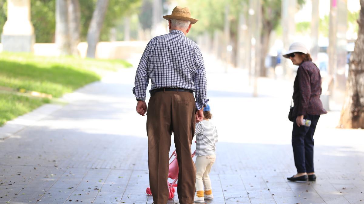 Dos jubilados acompañan a una nieta en Cartagena.