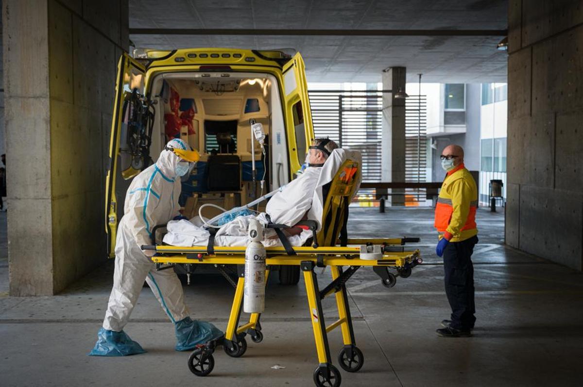 Un enfermo llega en ambulancia al Hospital de Bellvitge.