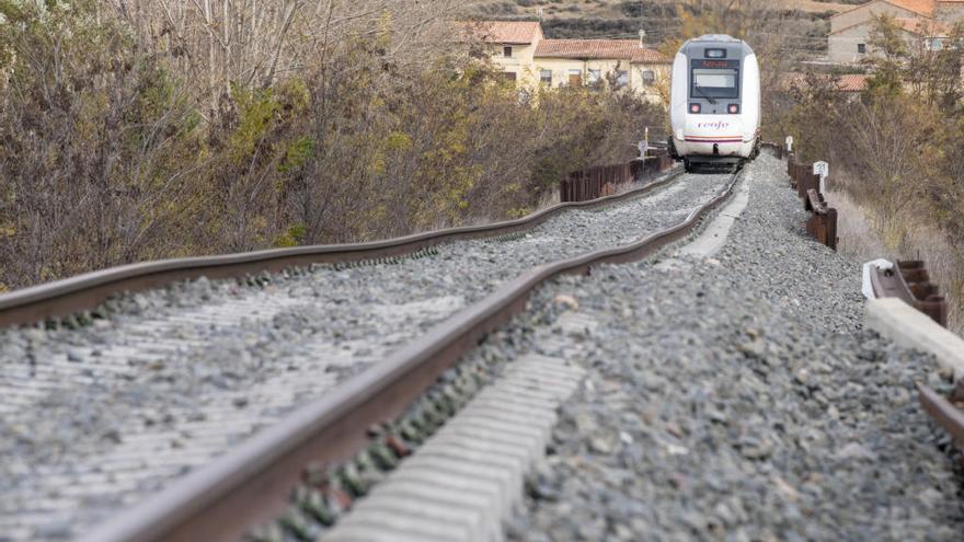 Raíles torcidos en un tramo de la vía entre Zaragoza y València, que obliga a reducir sensiblemente la velocidad de los trenes.