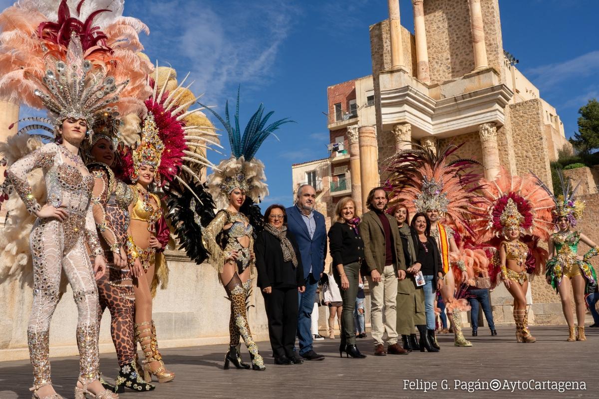 La concejala de Festejos, Francisca Martínez, y el presidente de la Federación de Carnaval, Eduardo Pignatelli, entre otros representantes del Carnaval