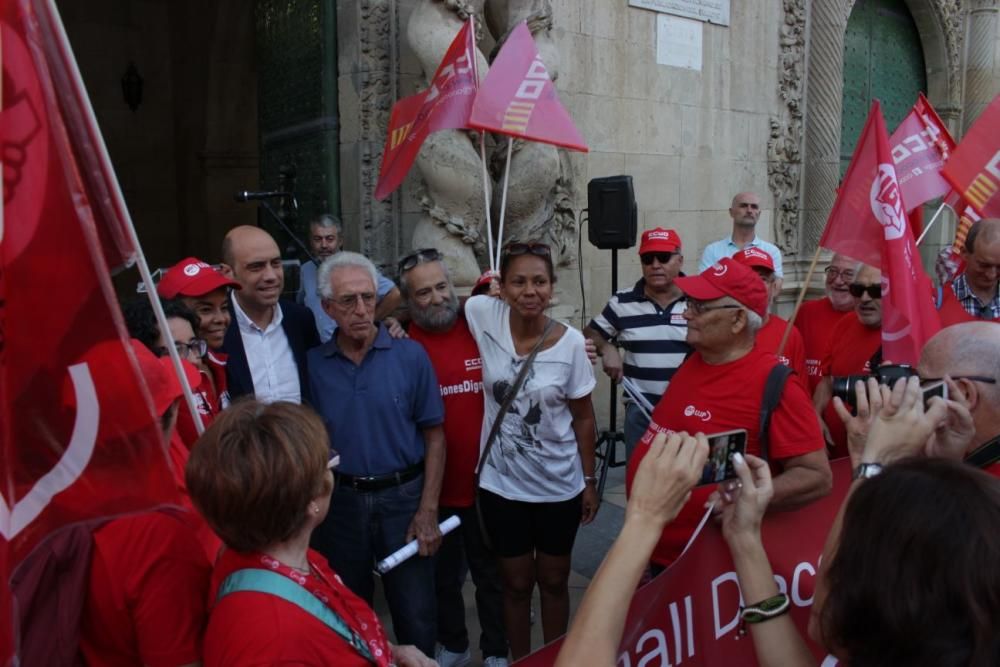 Jubilados y delegados sindicales recorren en una marcha el centro de Alicante para reivindicar la mejora del sistema y empleo de calidad