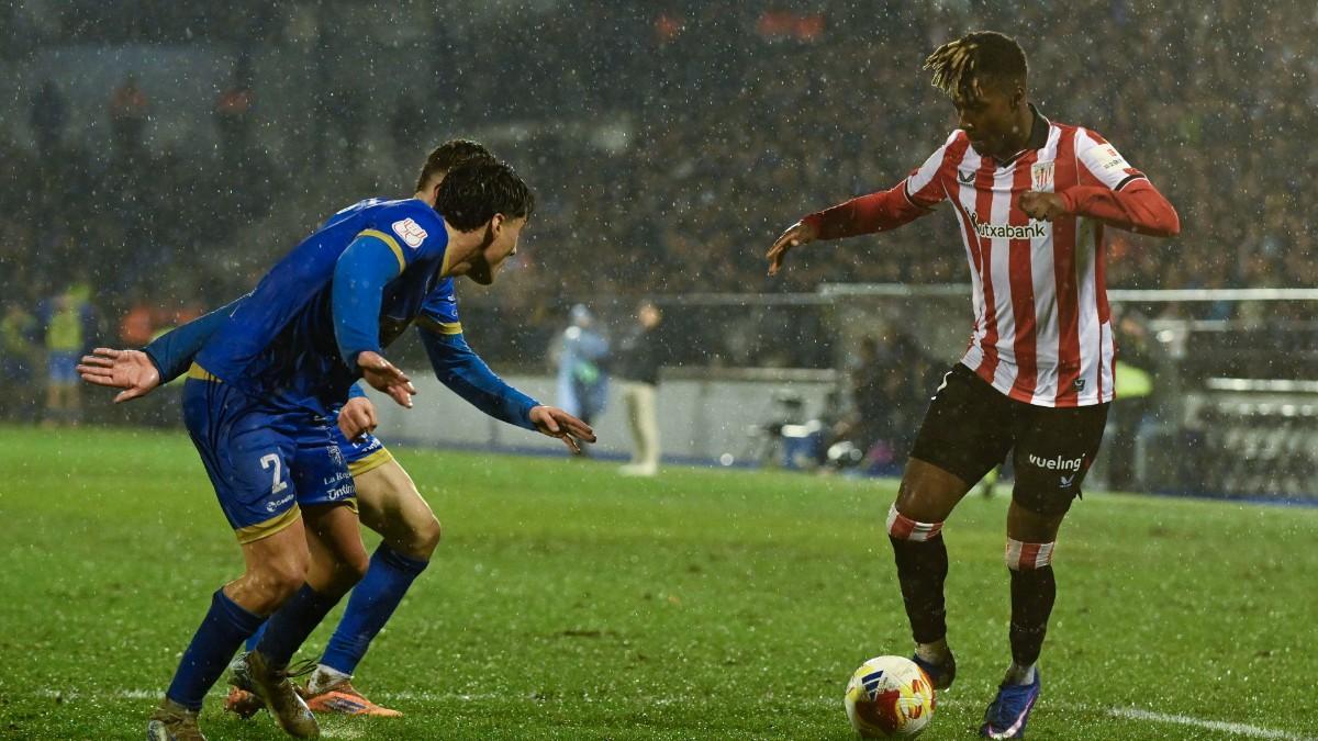 Nico Williams tuvo que saltar al campo para ayudar a su equipo