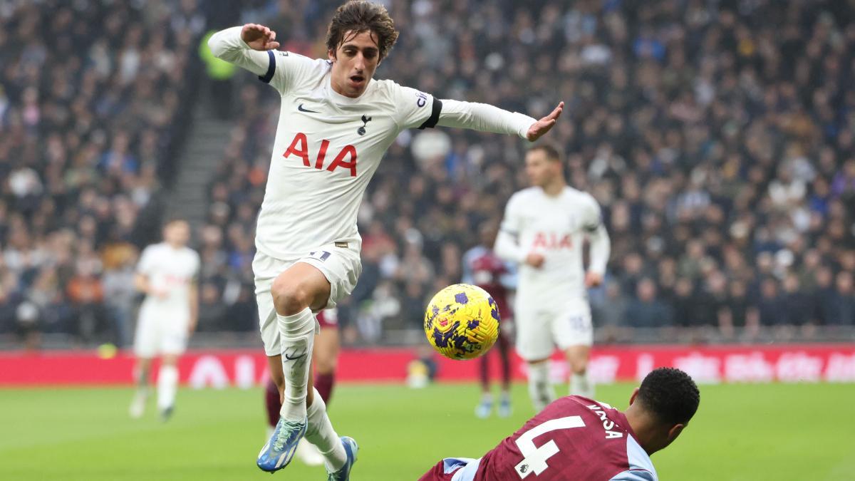 Bryan Gil, durante un partido de Premier League