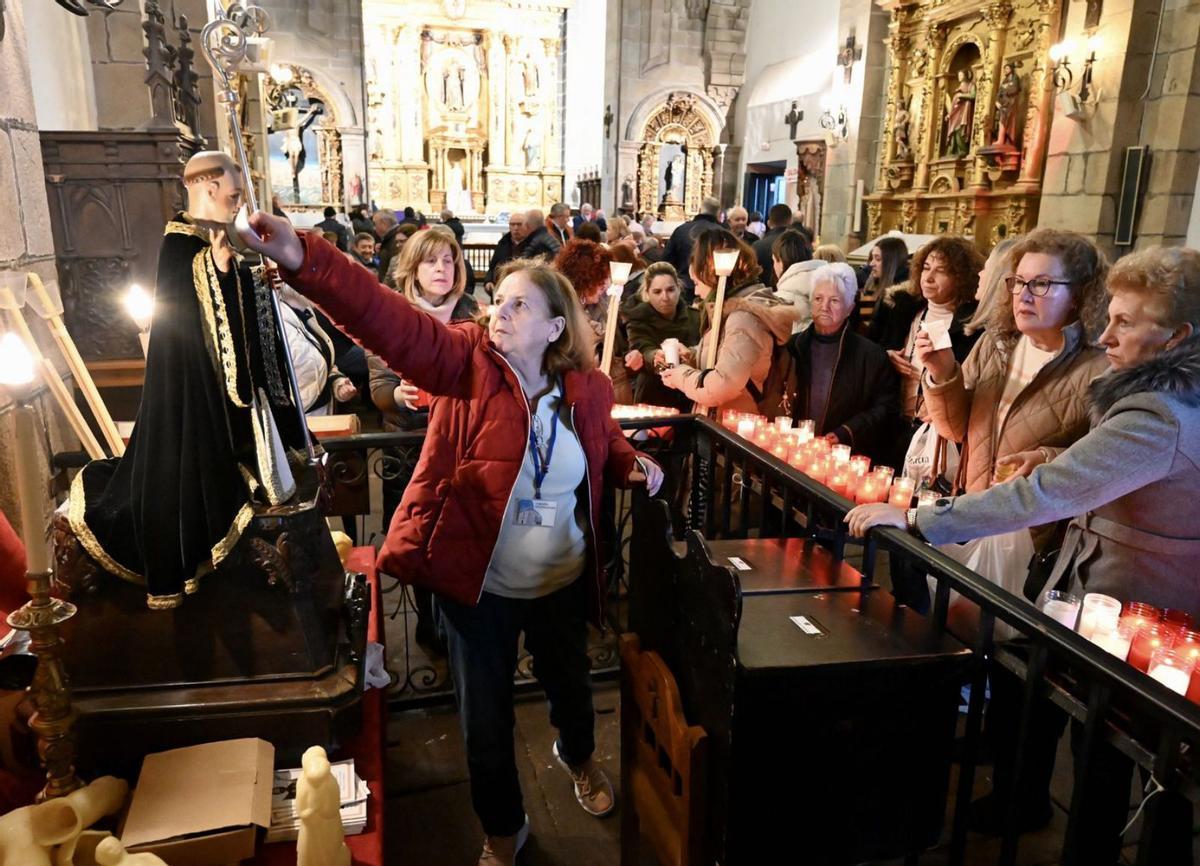 Ofrendas al santo en la romería de invierno en Lérez.