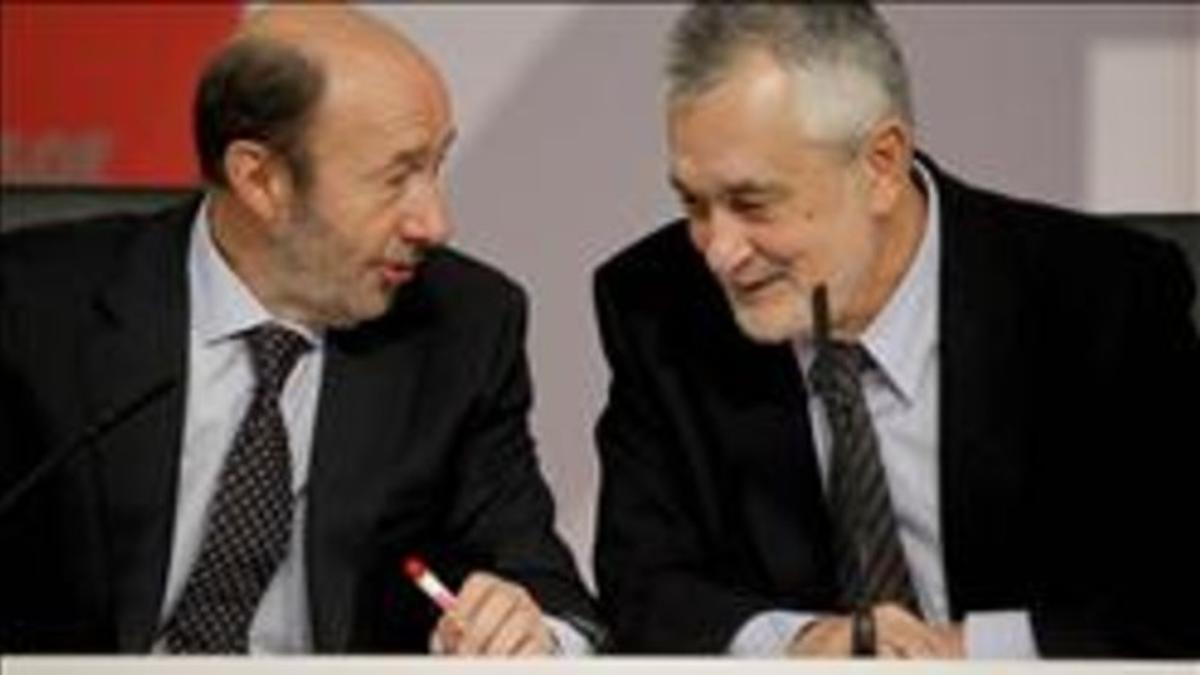 El secretario general del PSOE, Alfredo Pérez Rubalcaba, y el presidente andaluz, José Antonio Griñán, el pasado noviembre. JOSÉ LUIS ROCA