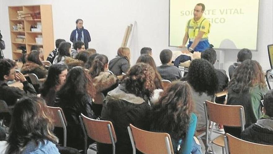 Alumnos del instituto Caurium de Coria se forman en primeros auxilios