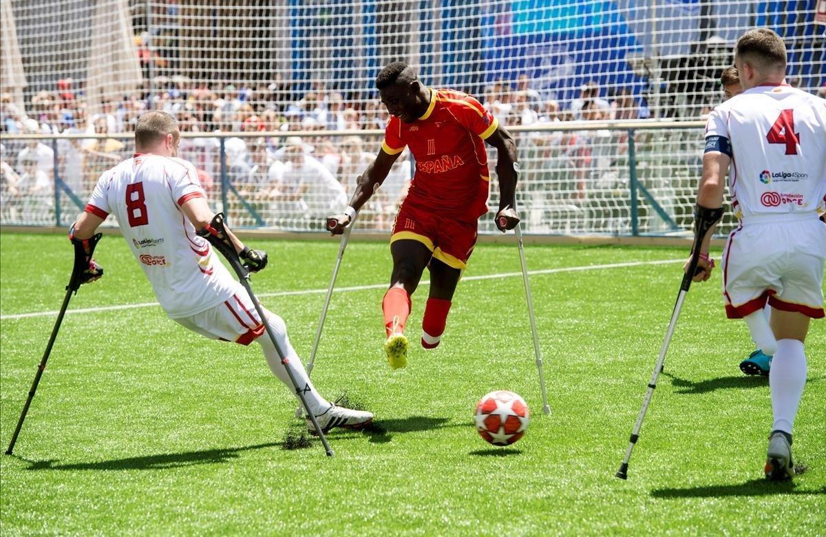 Partido de fútbol de exhibición de jugadores amputados en la Plaza Mayor de Madrid dentro del UEFA Champions Festival, que incluye actuaciones musicales, exposiciones y partidos de exhibición con motivo de la Final de la Liga de Campeones de mañana.