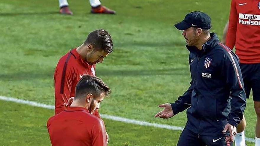 Simeone habla con sus futbolistas en el entrenamiento de ayer en Majadahonda.