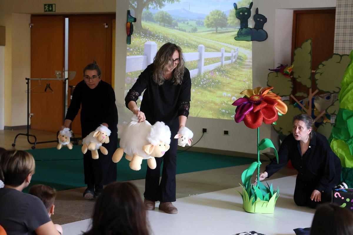 Un momento de la representación del cuento, ayer en el Salón do Libro de Pontevedra.