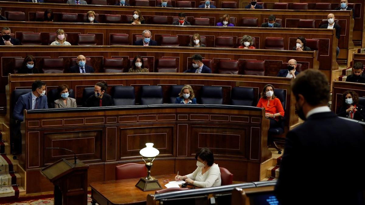 El presidente del Gobierno, Pedro Sánchez, durante la intervención del líder del PP, Pablo Casado, en la sesión de control al Ejecutivo este 14 de octubre en el Congreso.