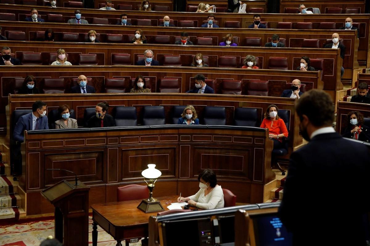 El presidente del Gobierno, Pedro Sánchez, durante la intervención del líder del PP, Pablo Casado, en la sesión de control al Ejecutivo este 14 de octubre en el Congreso. 