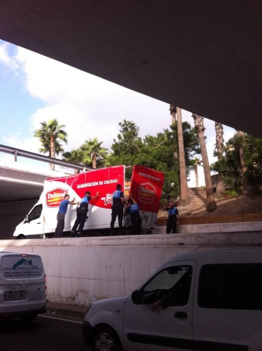Un camión queda atrapado en el túnel de Muelle Las Palmas (13/11/17)