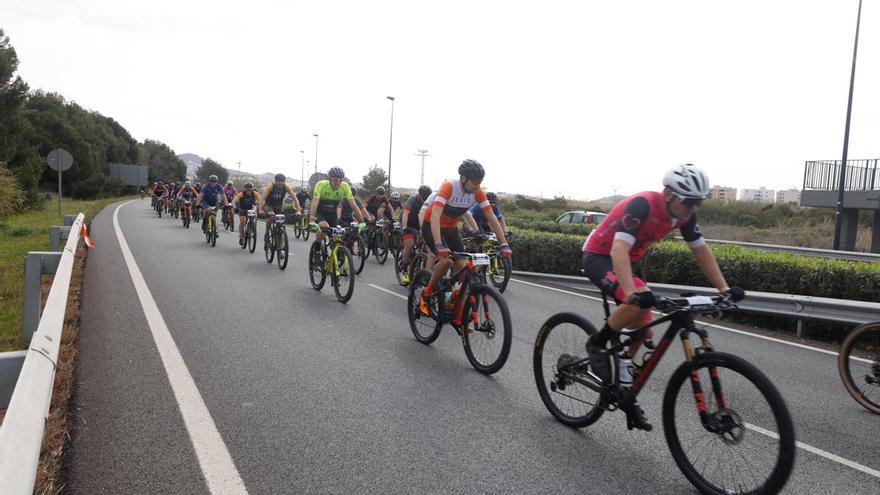 Los italianos Righettini y Dal Grande, primeros líderes de la jornada inaugural de la Vuelta a Ibiza en MTB