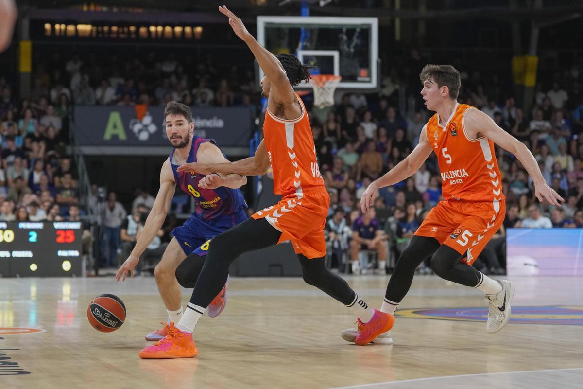Neal Sako y De Larrea, en una defensa ante Brizuela.