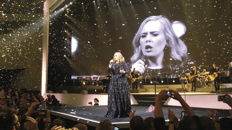 Adele, en la noche del martes, durante su concierto en Barcelona. // Twitter