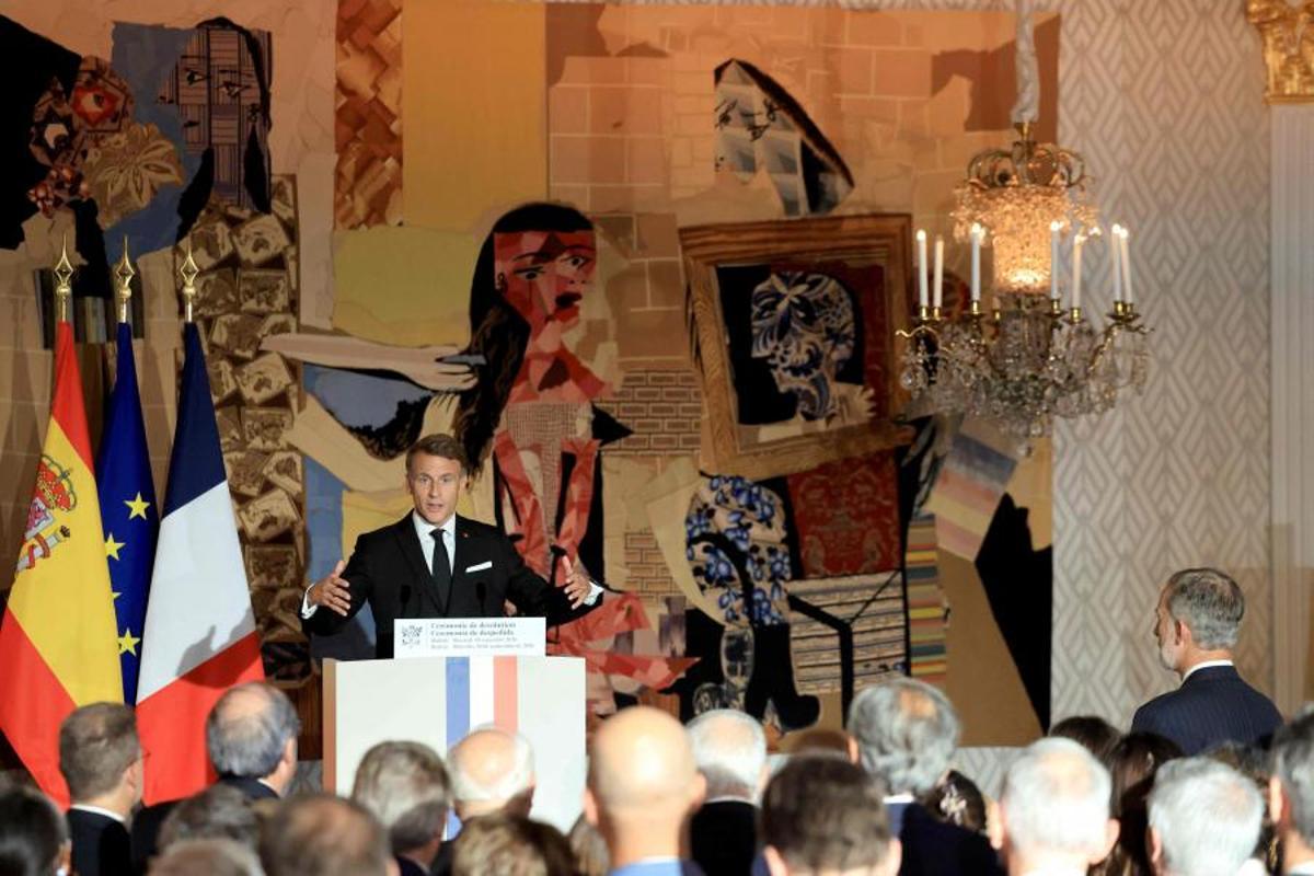 Los invitados en la recepción, este miércoles, escuchan a Macron.