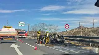 Atasco en la autovía A-31 por el incendio de un coche entre Novelda y Petrer