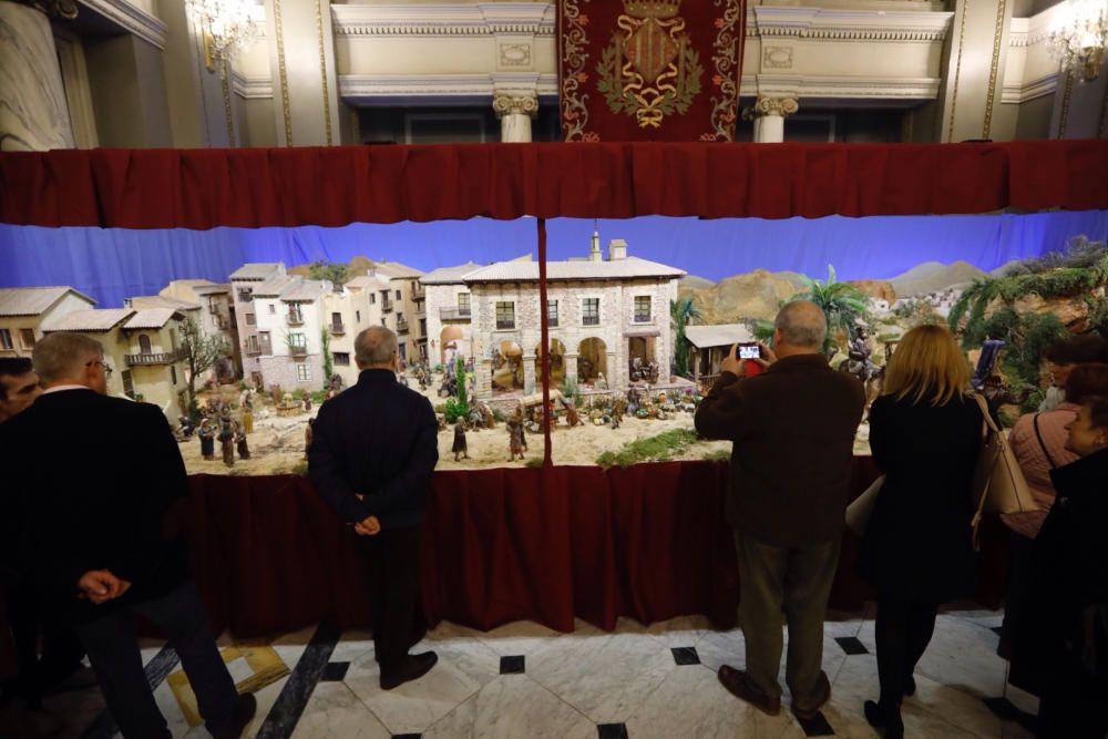 El Salón de Cristal del Ayuntamiento de València ya el belén monumental municipal.