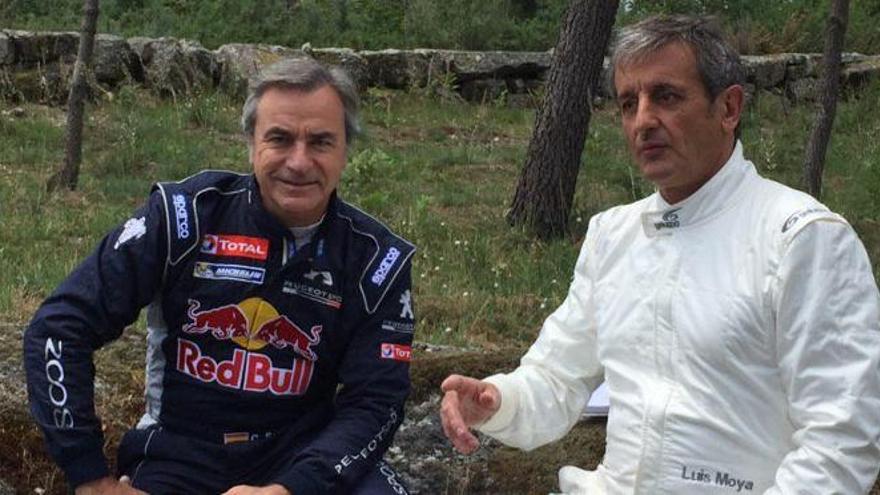 Luis Moya (d.) habla junto a Carlos Sainz (iz.).