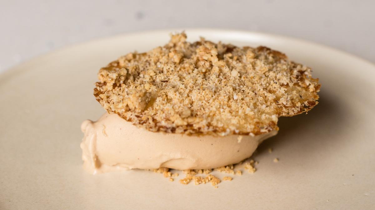 Helado de avellana y crujiente con turrón de almendra y lavanda de Laura Veraguas.