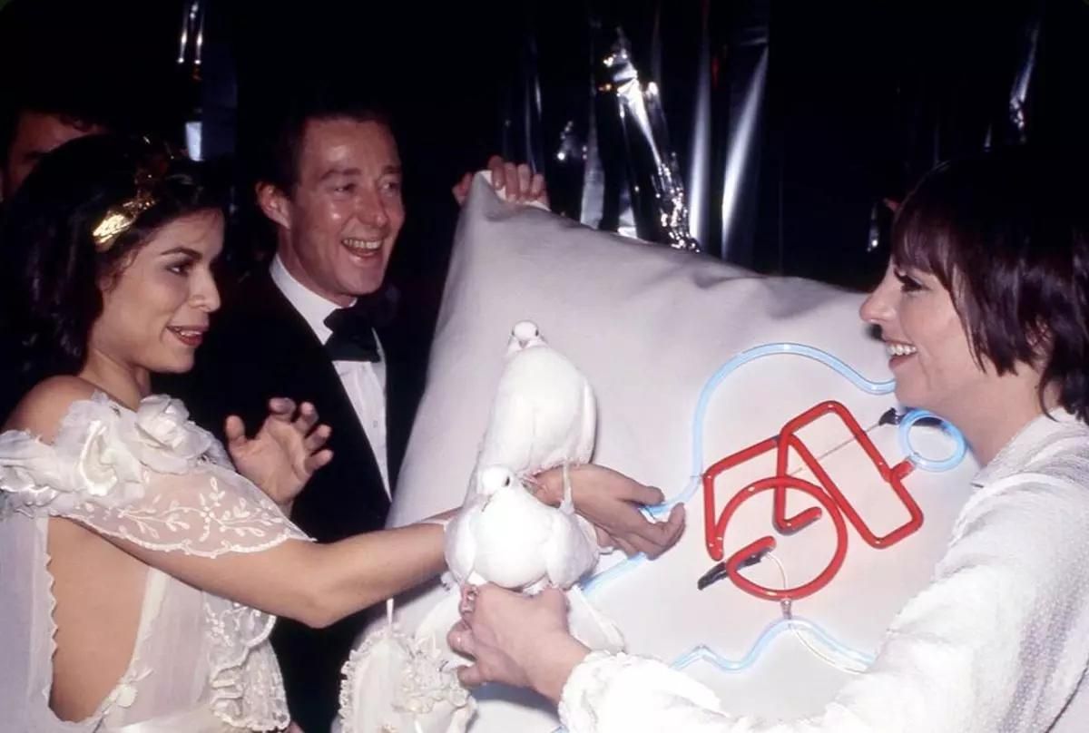 "Es fin de semana, sé extravagante", el lema de la fiesta de cumpleaños que Halston le montó a Bianca Jagger (izquierda) en mayo de 1977 en Studio54. A la derecha, Liza Minnelli.