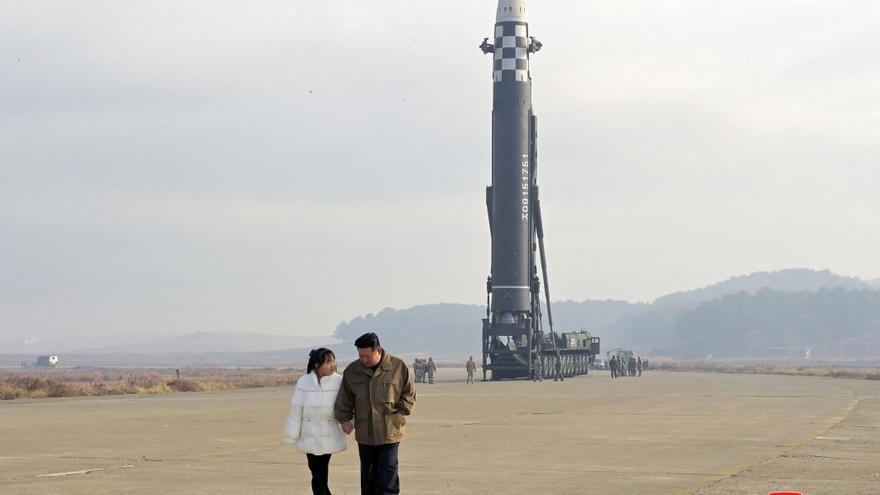Kim Jong-un preside el lanzamiento de un misil intercontinental y pide &quot;acelerar la disuasión nuclear&quot;