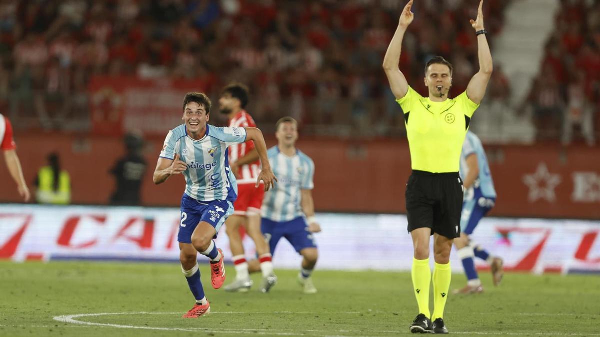 Carlos Muñiz decreta el final del partido entre el Almería y el Málaga en la final del playoff, partido que corroboró su ascenso.