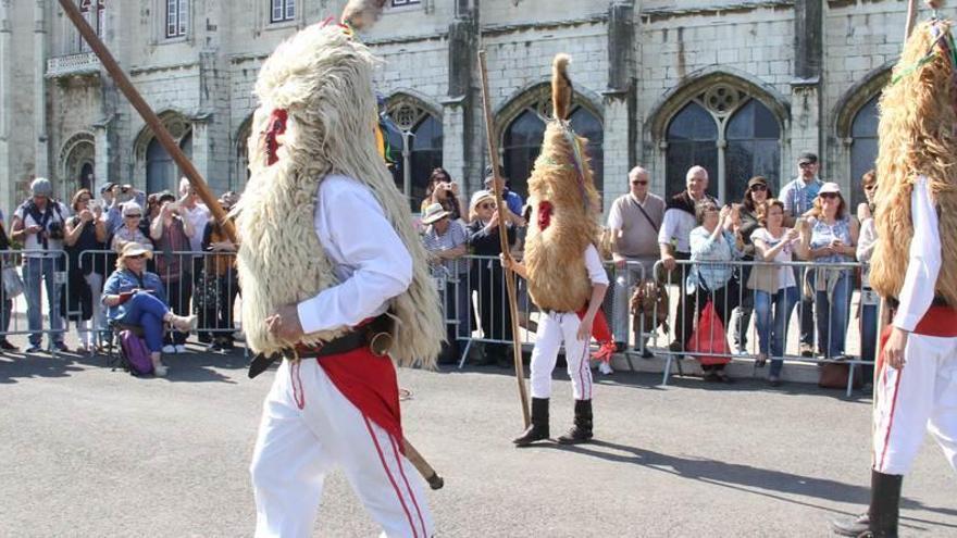 Los Sidros, ayer, en el desfile de las máscaras en Lisboa.