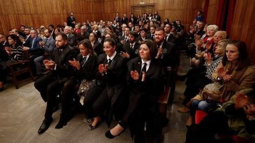 Nuevos graduados sociales y otros asistentes al acto.