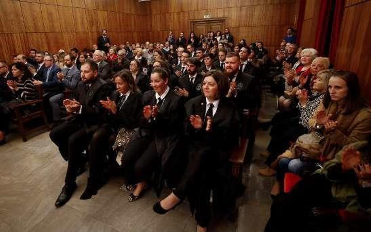 Nuevos graduados sociales y otros asistentes al acto.