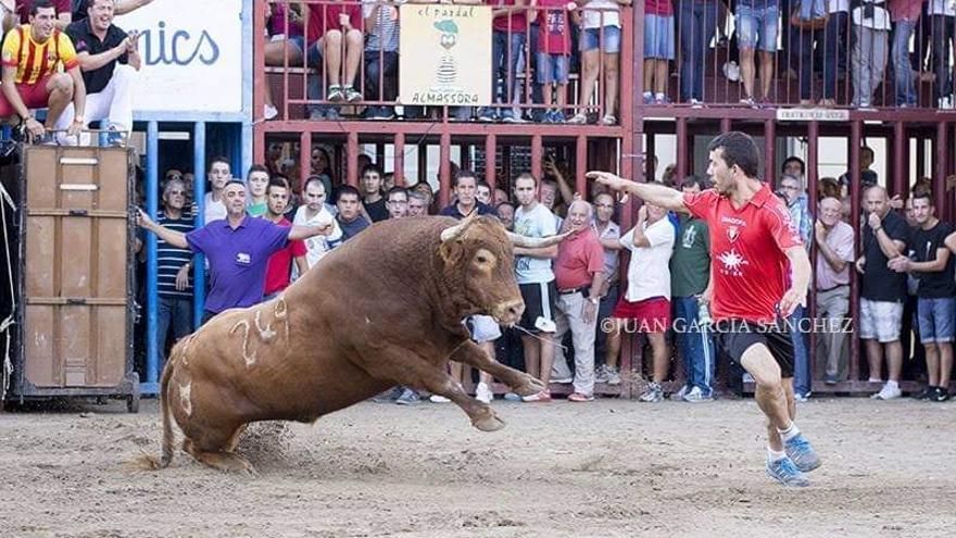 En el año 2014 ganó el premio a la mejor parada en Almassora con esta acción. No es para menos. Hablar de sangre fría es quedarse corto.