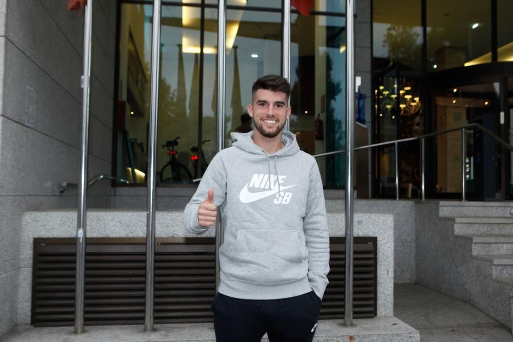 Jordi Calavera, nuevo fichaje del Sporting, llega a su hotel a Gijón, donde se encontró con Scepovic.