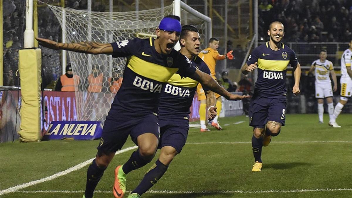 Ricardo Centurion celebra junto a Cristian Pavon y Dario Benedetto uno de los dos goles de Boca