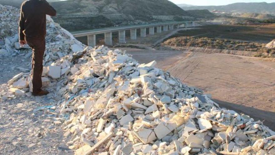 Los vertidos incontrolados en Novelda y sus alrededores son un grave problema medioambiental .