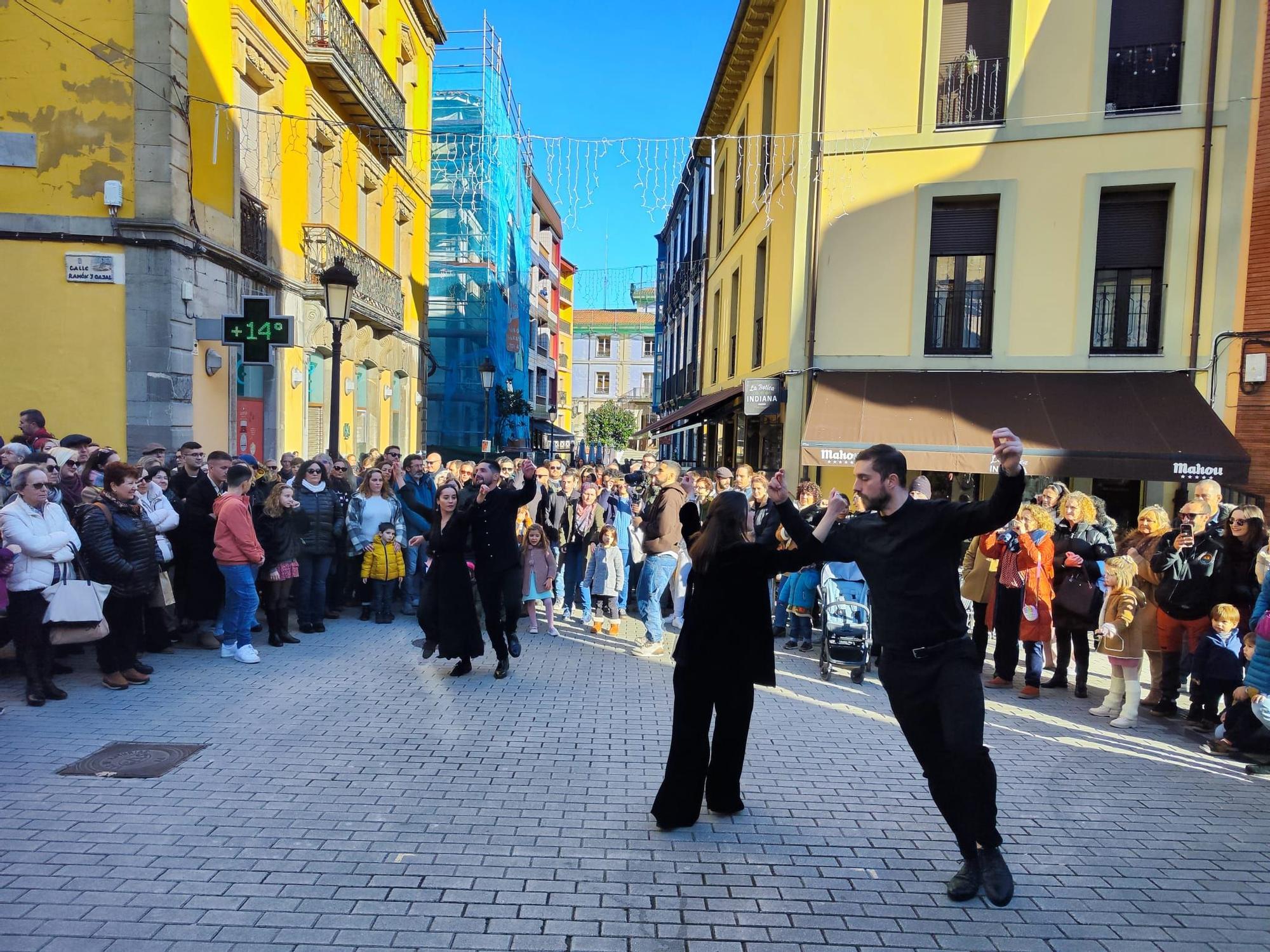 La "llamada a conceyu" del grupo San Félix llena Candás de música y baile