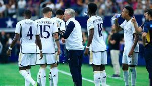 Ancelotti, dando instrucciones a sus jugadores en un partido de pretemporada